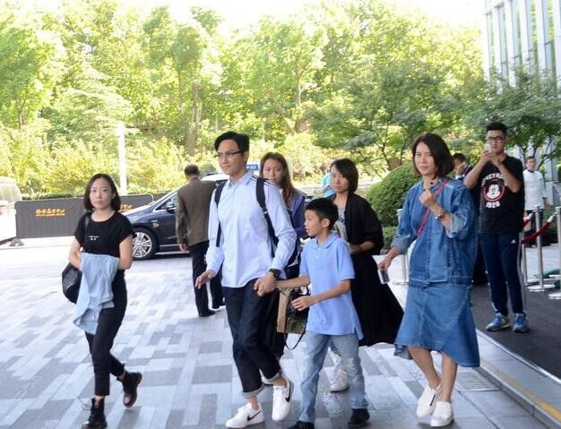 智霖袁咏仪带儿子罕见同框了? 智霖袁咏仪带儿子罕见同框了?