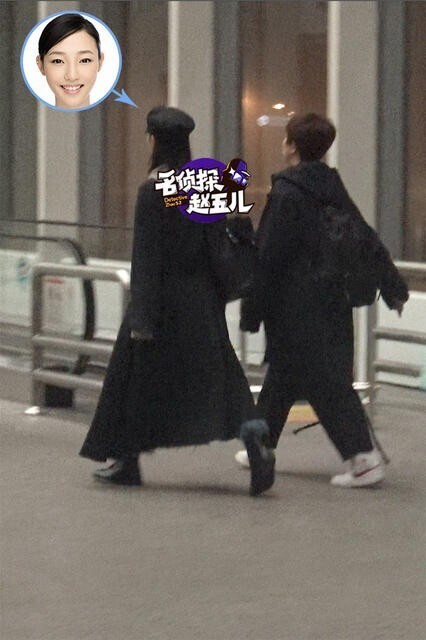 白百何裹着黑色大长袍低调回京现身机场了? 白百何裹着黑色大长袍低调回京现身机场了?