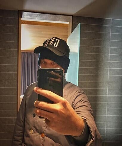 黄觉将毛裤做围脖了? 黄觉将毛裤做围脖了?