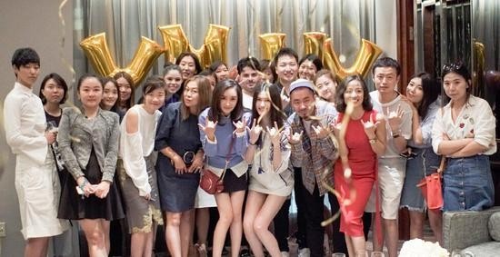 杨幂昨天庆生秀大长腿,少女感十足?怎么也不像当妈妈的? 杨幂昨天庆生秀大长腿,少女感十足?怎么也不像当妈妈的?