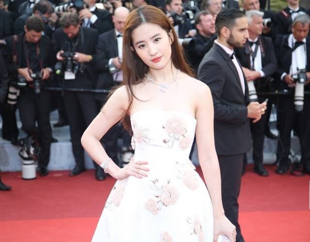 刘亦菲因为什么电视剧而广受关注？