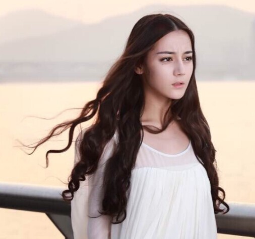 古力娜扎没做演员之前是做什么的? 古力娜扎没做演员之前是做什么的?