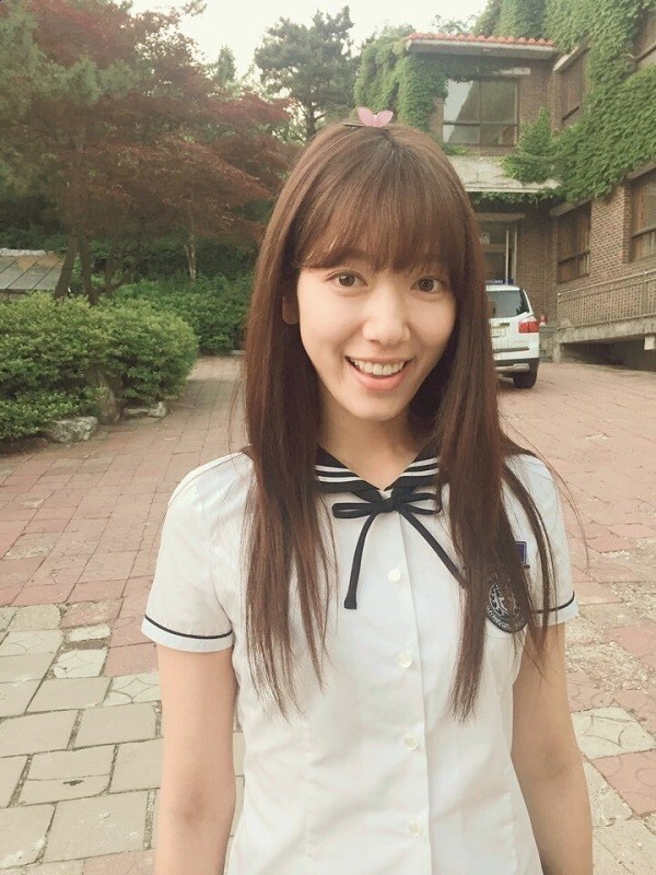 《Doctors》拍摄现场的花絮照公开 朴信惠逆生长容颜令人讶异