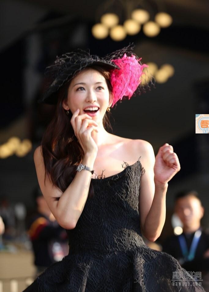 林志玲第一次在公众场合唱歌是在哪里? 林志玲第一次在公众场合唱歌是在哪里?