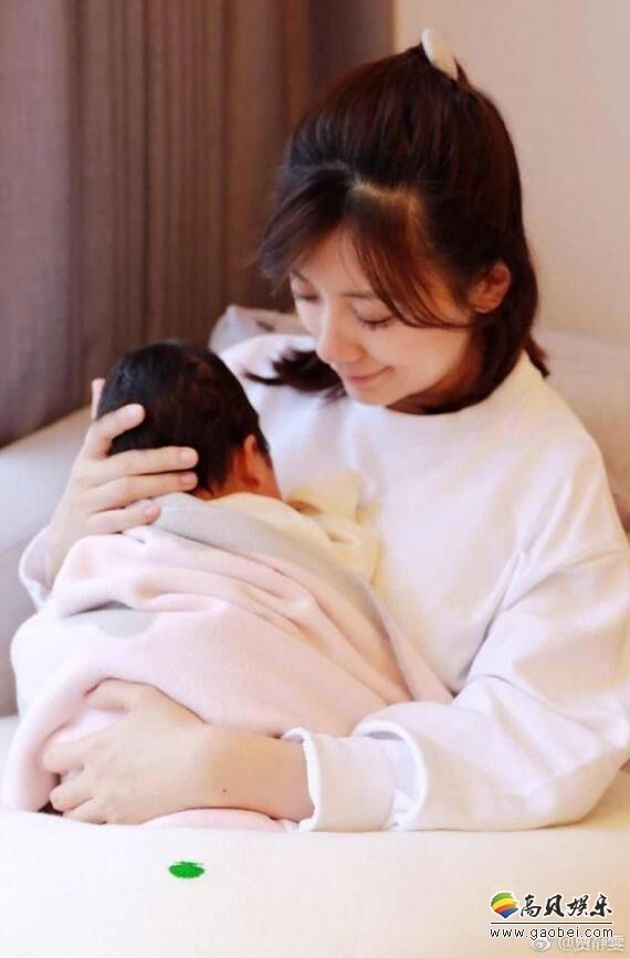 贾静雯通过微博晒怀抱小女儿的照片 贾静雯通过微博晒怀抱小女儿的照片