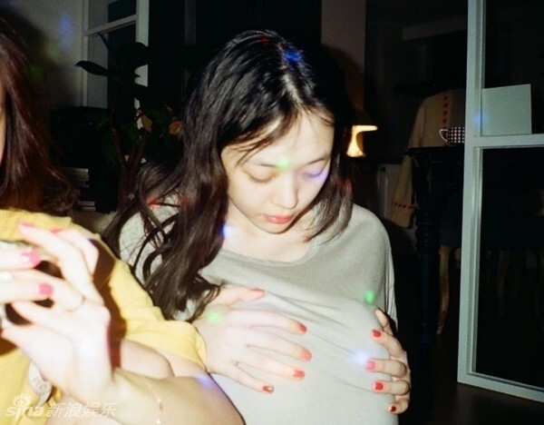 经常放飞自我的雪莉晒出疑似手摸“巨乳”的照片 经常放飞自我的雪莉晒出疑似手摸“巨乳”的照片