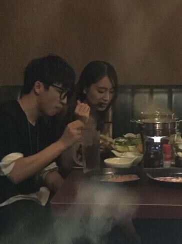 疑似薛之谦与神秘女子在餐厅甜蜜喂食的照片 疑似薛之谦与神秘女子在餐厅甜蜜喂食的照片