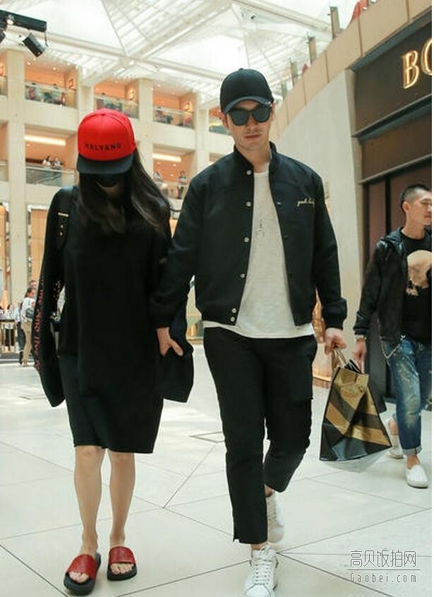 Baby穿平底鞋牵黄晓明与公婆一起进餐？