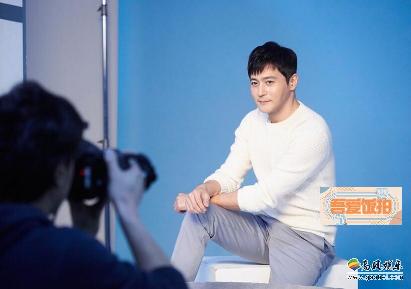 张东健为代言品牌拍摄广告时的一组现场照日前在网上曝光