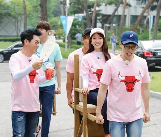 《Running man》朴信惠坐轿出游 刘在锡、金钟国变身轿夫。