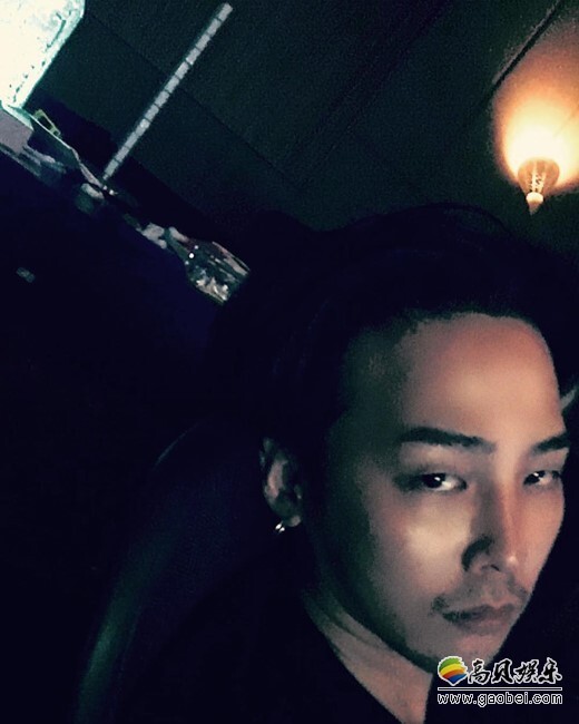 韩国人气偶像组合BigBang成员权志龙和T.O.P分别公开了自拍照 韩国人气偶像组合BigBang成员权志龙和T.O.P分别公开了自拍照