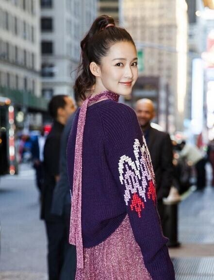 李沁纽约时装周上演完美侧颜？