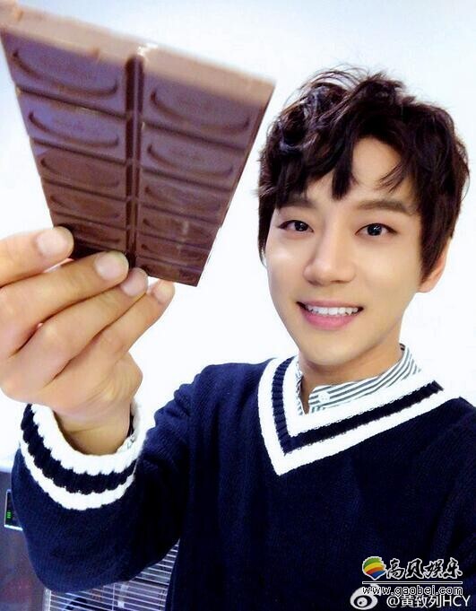 歌手黄致列在微博发布一组情人节写真 歌手黄致列在微博发布一组情人节写真