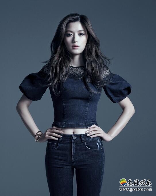 韩国女艺人全智贤近日为代言品牌拍摄了一组春夏季新品宣传照