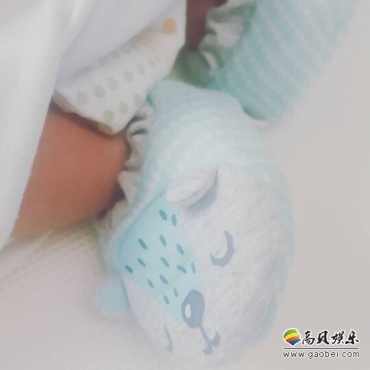 HAHA的妻子星通过自己的INSTAGRAM公开了二儿子的脚丫照片