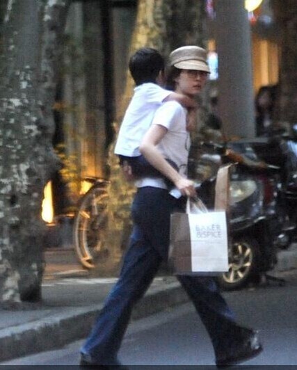 孙俪好接地气地背着等等过马路？