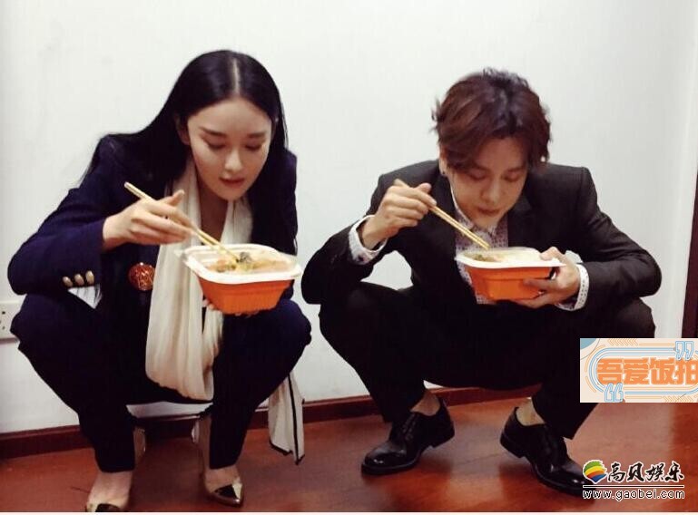 女汉子张馨予穿高跟鞋蹲在地上吃盒饭了？