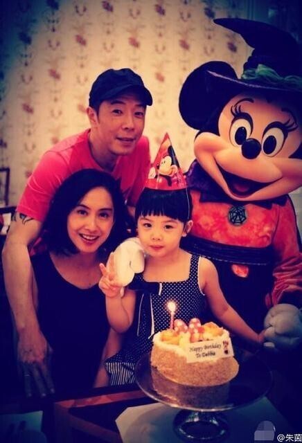 朱茵黄贯中的女儿生日,难得一见的全家福? 朱茵黄贯中的女儿生日,难得一见的全家福?