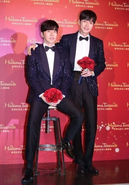 朴海镇现身香港杜莎夫人蜡像馆为个人蜡像揭幕