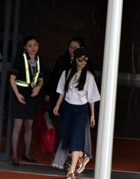 范爷的衣服腰间为什么别了一条裤子？