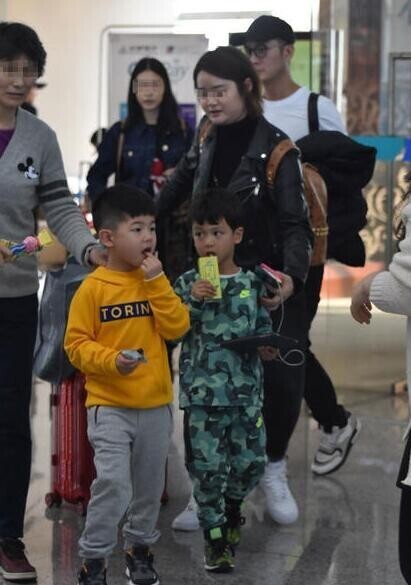 田亮一家三口和沙溢儿子安吉一同返京了? 田亮一家三口和沙溢儿子安吉一同返京了?