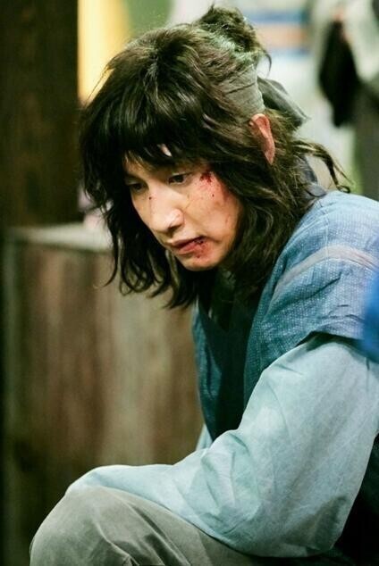 李光洙身着新罗时期平民百姓的服装做什么呢? 李光洙身着新罗时期平民百姓的服装做什么呢?