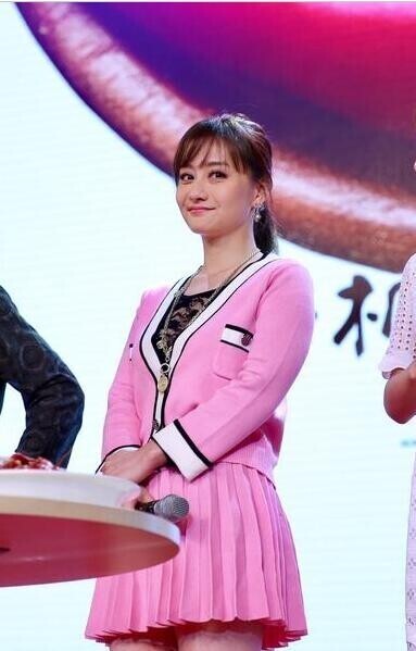 陈德容穿粉色短裙打扮成少女,你打几分? 陈德容穿粉色短裙打扮成少女,你打几分?