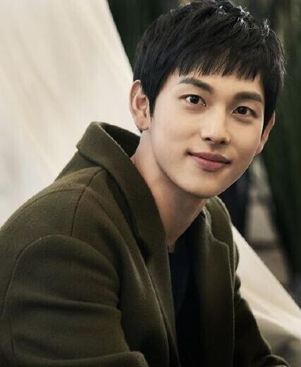 任时完在《王之爱》中饰演什么角色？