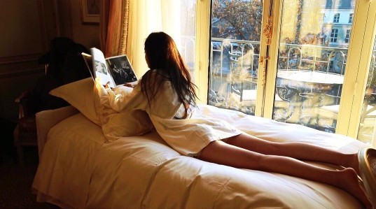 欧阳娜娜大晒美腿,可这腿比床还要长? 欧阳娜娜大晒美腿,可这腿比床还要长?