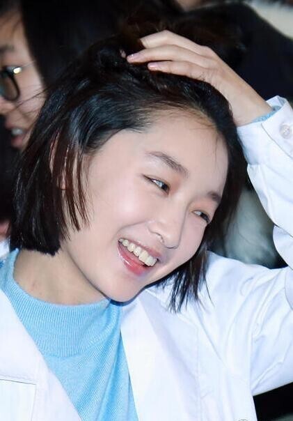 周冬雨穿白大褂变“白衣天使”? 周冬雨穿白大褂变“白衣天使”?