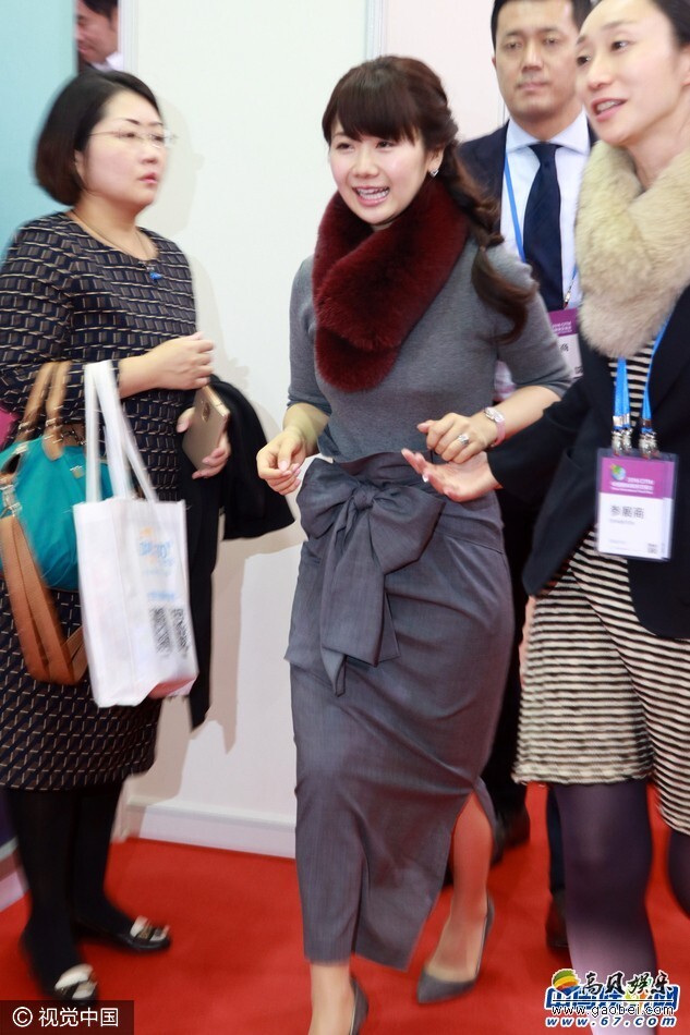 瓷娃娃福原爱现身场某馆捞金