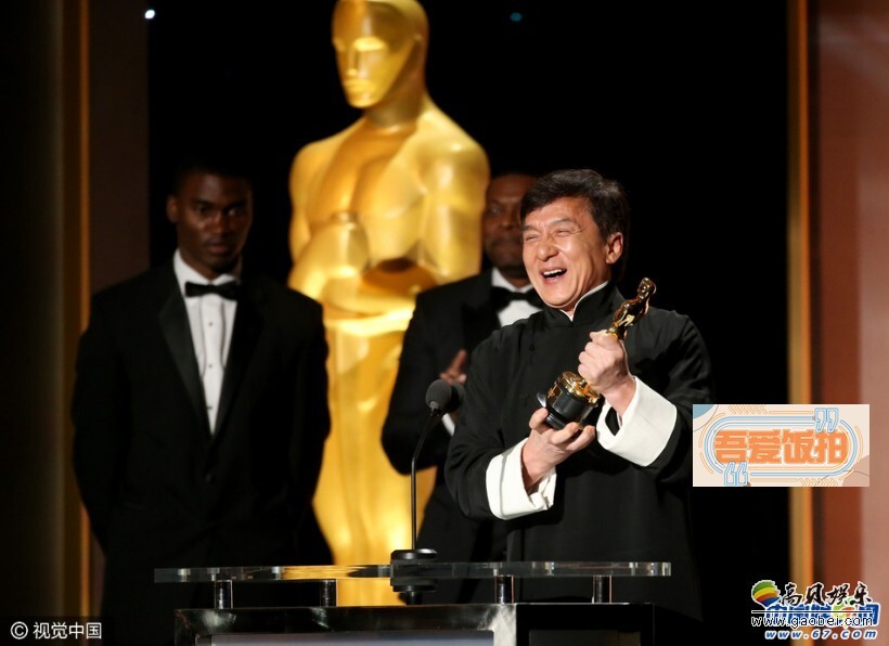成龙获颁奥斯卡年度终身成就奖,领奖台上成龙非常激动开心 成龙获颁奥斯卡年度终身成就奖,领奖台上成龙非常激动开心