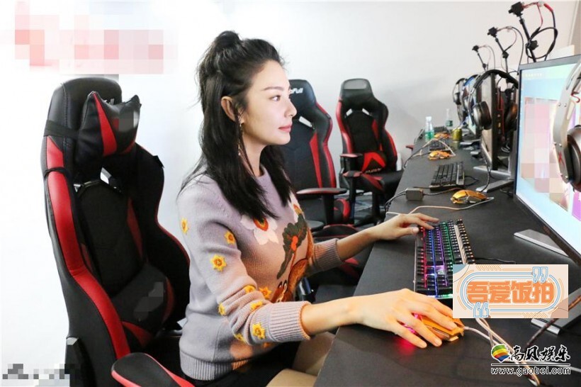 张雨绮现身厦门参加某品牌活动大秀长腿一展好身材