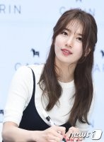 韩国歌手兼演员秀智于18日为某太阳眼镜站台