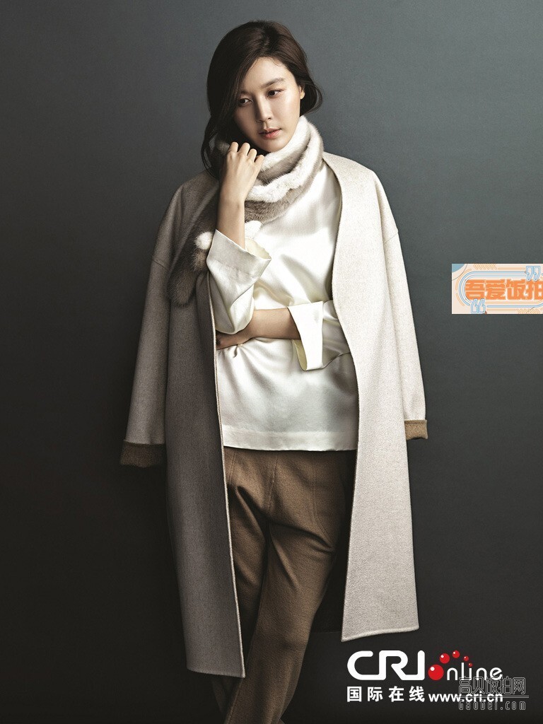 韩国女艺人金荷娜拍摄了一组秋冬季新品宣传照