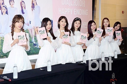 女团DIA举办专辑纪念粉丝签名会 七名成员一席白裙甜美亮相
