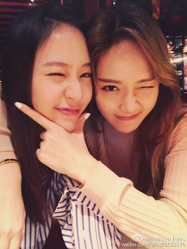Krystal在微博发布了与姐姐Jessica的合影 引发网友热评 Krystal在微博发布了与姐姐Jessica的合影 引发网友热评