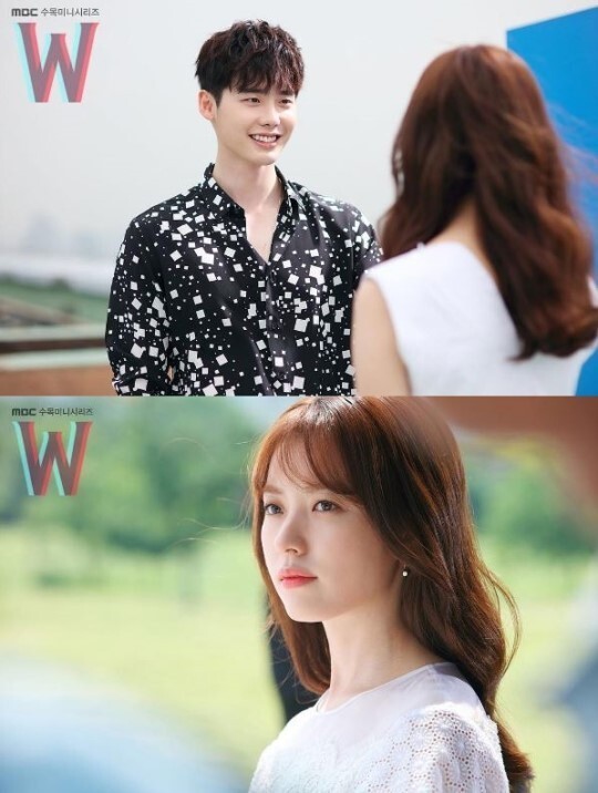 《W—两个世界》）剧组公开了一组主演李钟硕、韩孝周的剧照