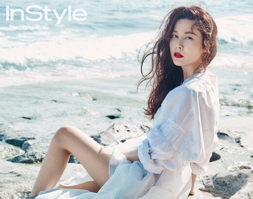 金荷娜婚后首次拍摄画报公开 艳丽红唇尽展成熟女人味