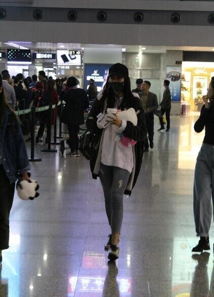 关晓彤放下学业赶赴上海工作了？