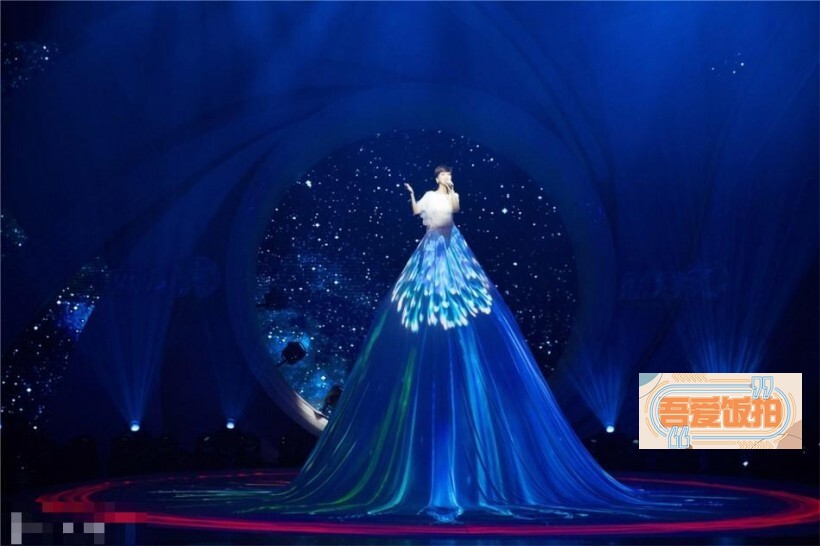 赵雅芝就以超长裙摆造型震撼亮相