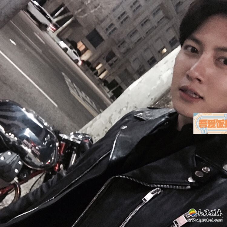 池昌旭分享了一张先前在海外拍摄画报时骑著重机的照片 池昌旭分享了一张先前在海外拍摄画报时骑著重机的照片