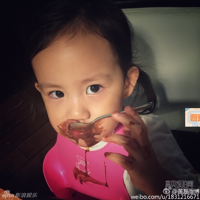 黄磊晒出小女儿吃冰淇淋的照片 黄磊晒出小女儿吃冰淇淋的照片