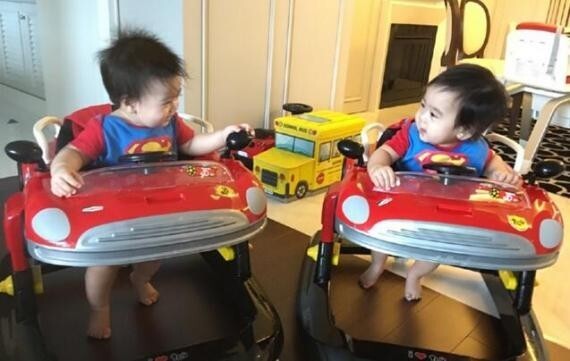 林志颖晒出双胞胎儿子坐学步车的照片