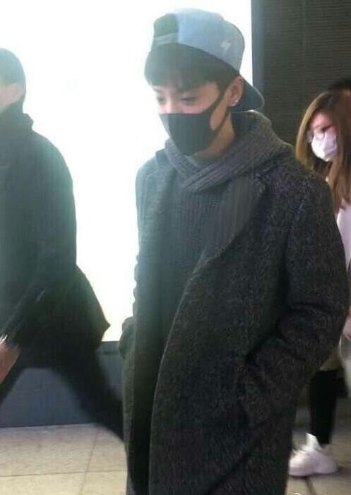 有网友爆料在高铁站偶遇鹿晗