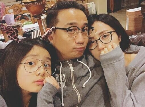 黄磊晒出和妻子女儿一家三口的合照，这傻样？