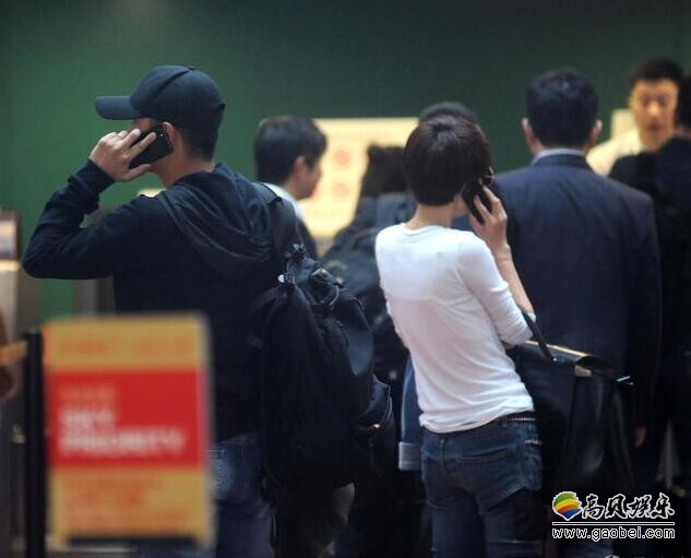 文章马伊琍机场各自打着电话? 文章马伊琍机场各自打着电话?