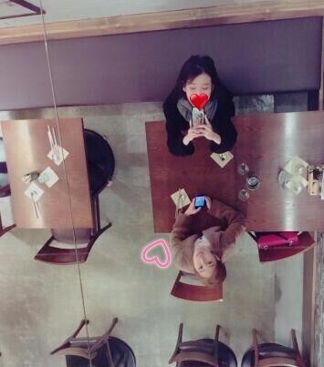 IU在个人IG上更新了与刘寅娜的合照 IU在个人IG上更新了与刘寅娜的合照