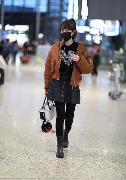 陈乔恩穿驼色飞行服少女曝棚？