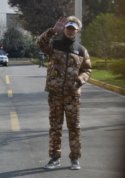 吴亦凡穿迷彩运动装做什么？